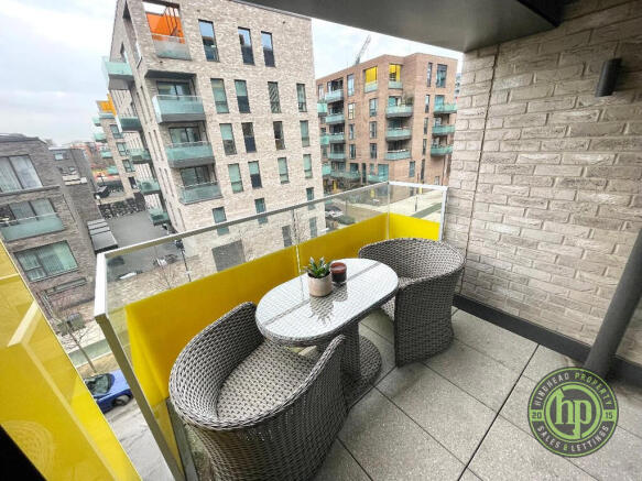 1 bed property, in Peartree Way, £375,000