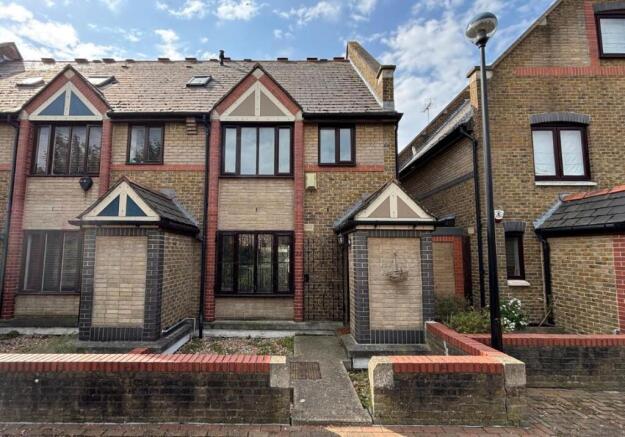 3 bed property, in 77 Discovery Walk, £650,000