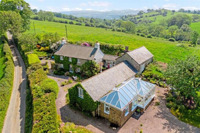 3 bed property, in Derwen, £500,000