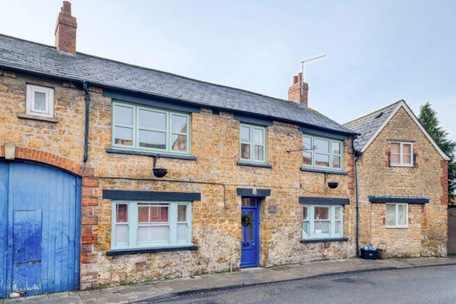 2 bed property, in Station Road, £170,000