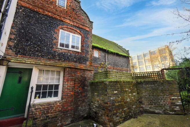 2 bed property, in Queens Court, £125,000