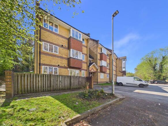 2 bed property, in Armour Hill, £190,000