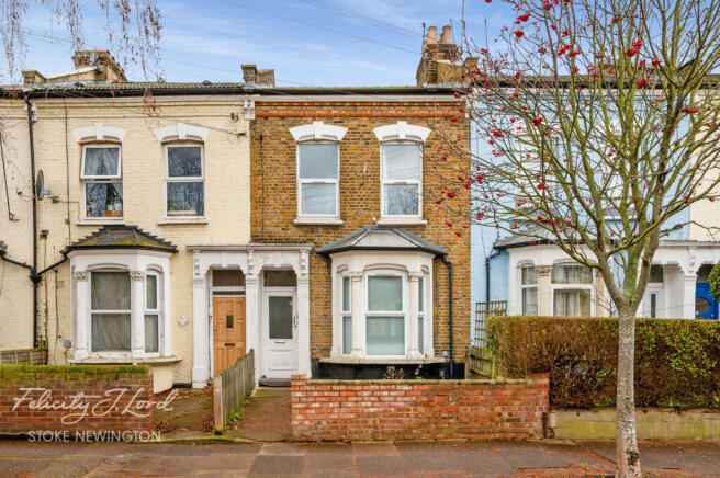 2 bed property, in Beaconsfield Road, £400,000