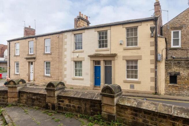 2 bed property, in Hallgate, £190,000