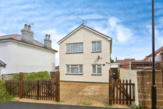 4 bed property, in Woodhill Close, £200,000