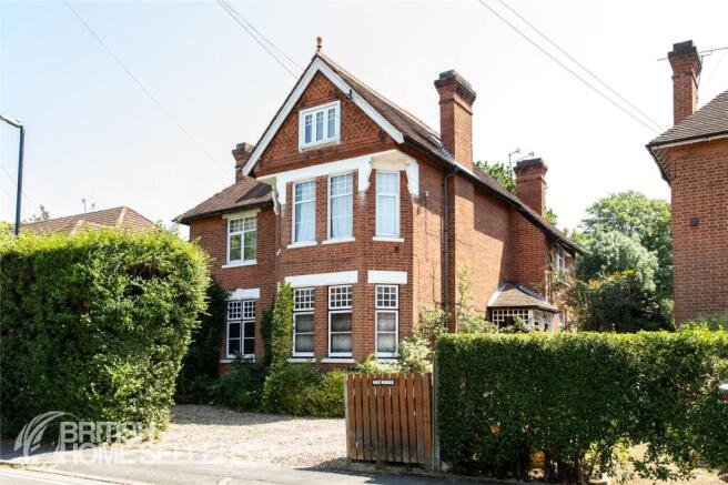 1 bed property, in Ray Park Road, £290,000
