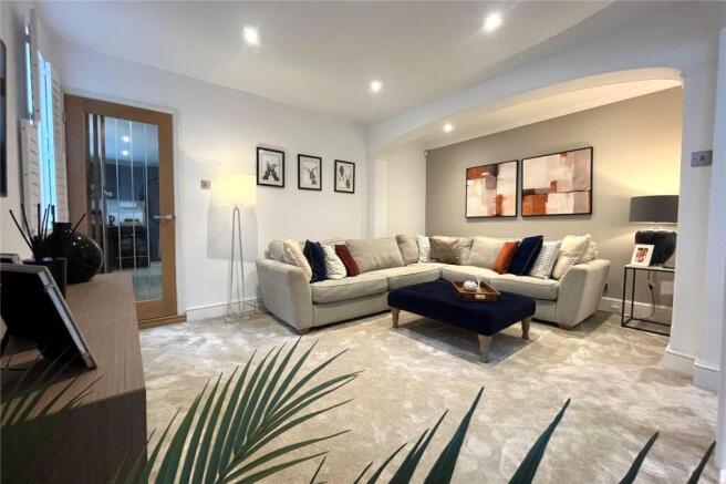 1 bed property, in Long Garden Walk, £375,000