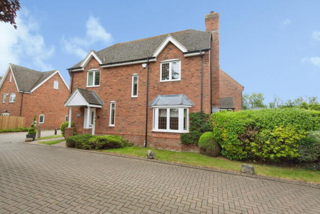 4 bed property, in Squires Park, £525,000