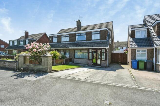3 bed property, in Park Road, £245,000