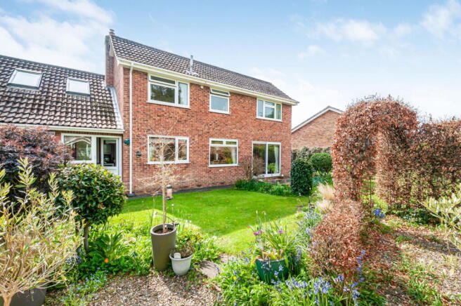 4 bed property, in Thorpe, £400,000