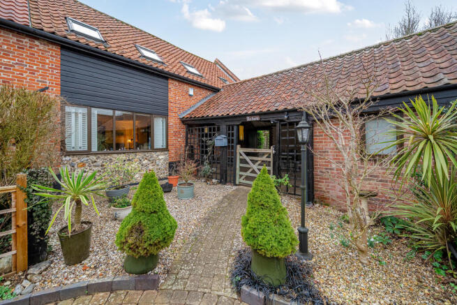 2 bed property, in The Ridings, £475,000