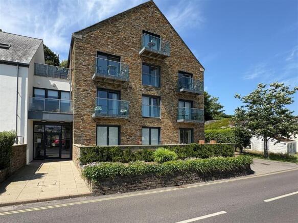 2 bed property, in Ground floor apartment in the village of Porthleven, £315,000