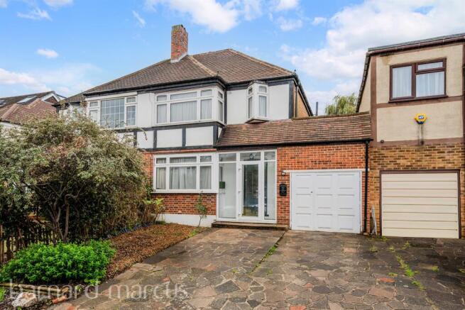3 bed property, in Somerset Close, £575,000