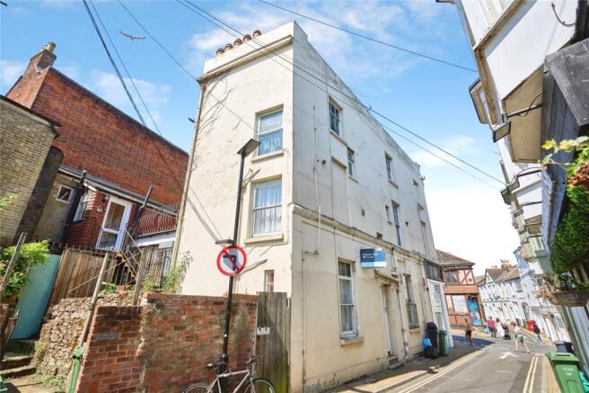1 bed property, in Castle Street, £90,000