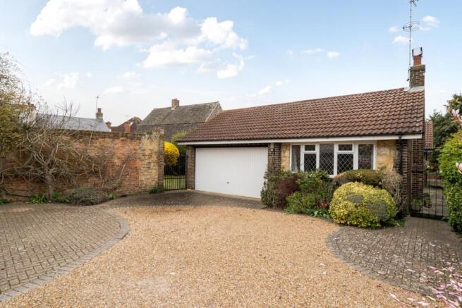 3 bed property, in Gainsborough Close, £975,000