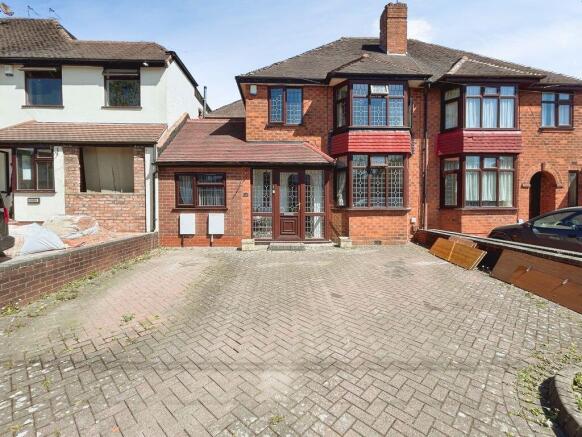 5 bed property, in Yateley Avenue, £400,000