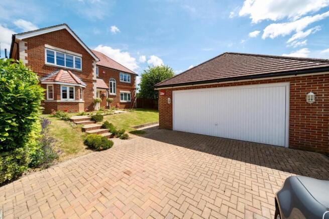 4 bed property, in Durlands Court, £650,000