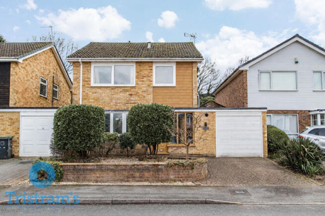 4 bed property, in Appledore Avenue, £475,000