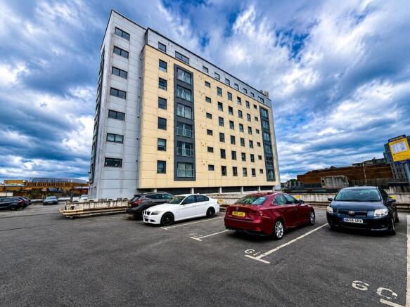 2 bed property, in Broadway, £150,000