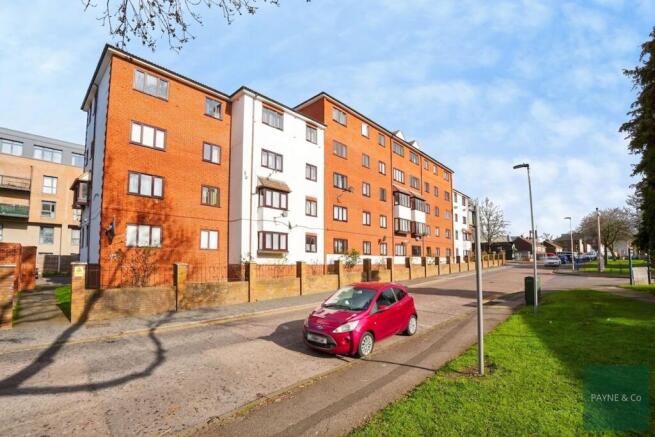 1 bed property, in Harts Lane, £190,000