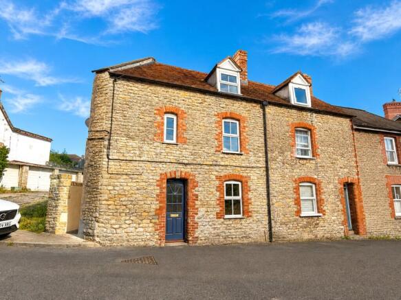 2 bed property, in Mill Street, £200,000