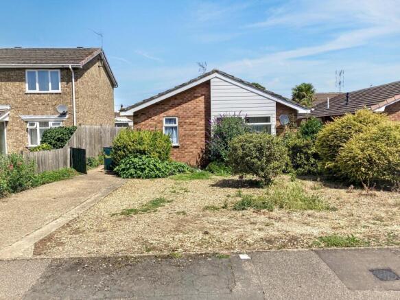 2 bed property, in Bush Lane, £235,000