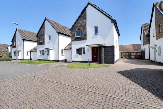 3 bed property, in Higher Thorn Close, £350,000