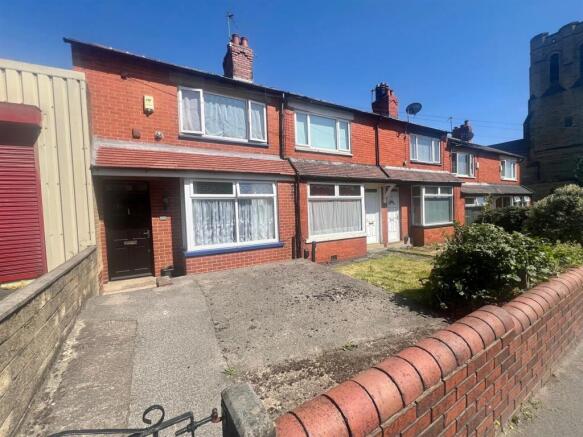 2 bed property, in Queens Road, £120,000