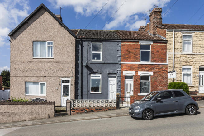 2 bed property, in Claypit Lane, £88,000
