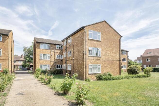 2 bed property, in Byron Road, £299,950
