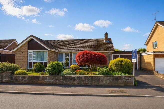3 bed property, in Meadway Avenue, £475,000
