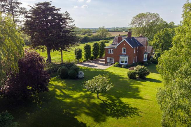 4 bed property, in Torrington Lane, £795,000