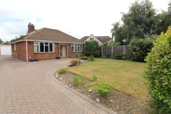 2 bed property, in Highlands Road, £350,000