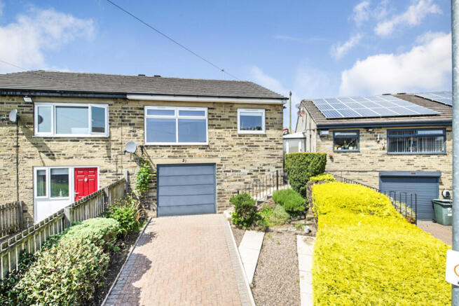 2 bed property, in Lodge Gate Close, £195,000