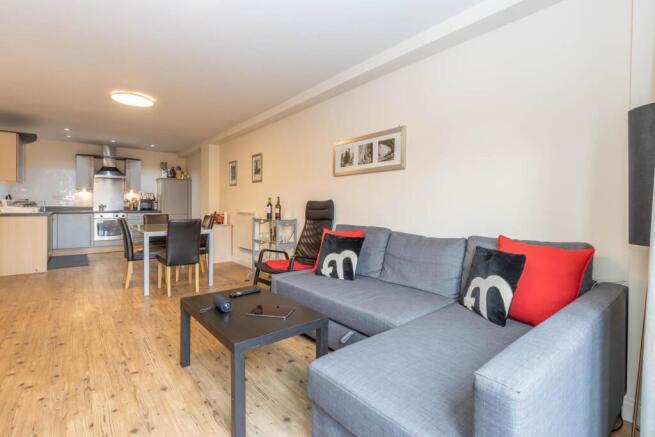 2 bed property, in Q Apartments, £225,000