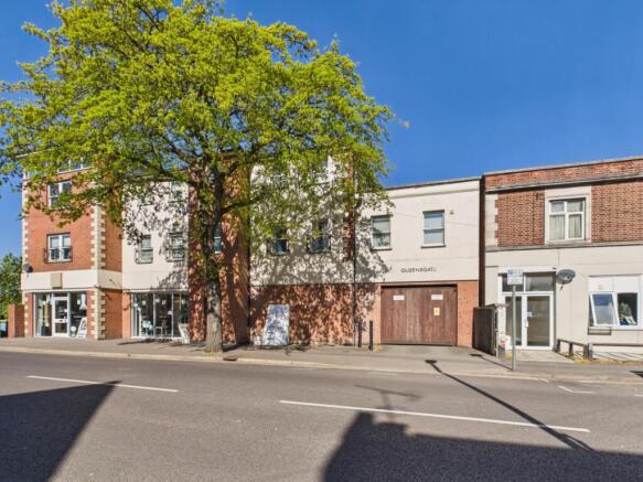 1 bed property, in Queens Gate, £125,000