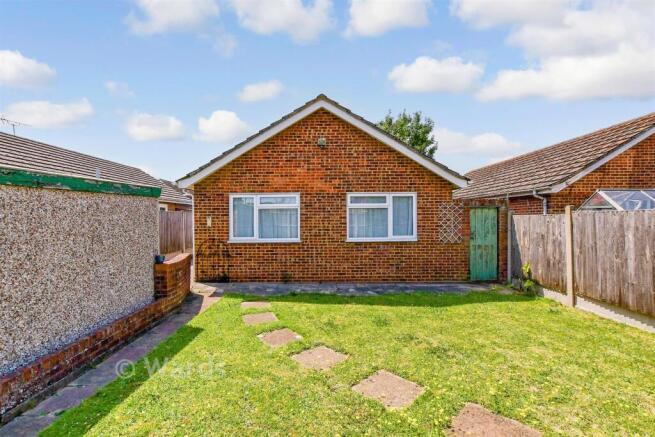 2 bed property, in Chestnut Drive, £300,000