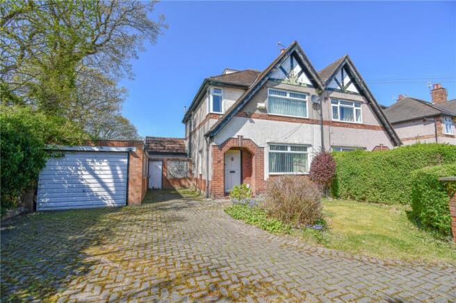 3 bed property, in Parkfield Drive, £260,000