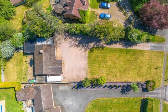 4 bed property, in Main Road, £500,000
