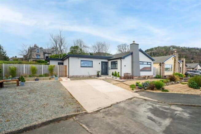2 bed property, in Lon Derw, £399,950