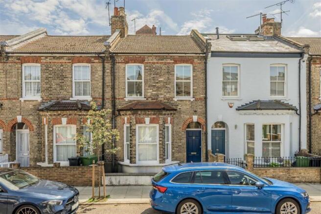 2 bed property, in Gayford Road, £525,000