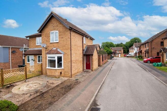 2 bed property, in Heron Close, £199,995
