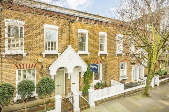 2 bed property, in Tyneham Road, £725,000