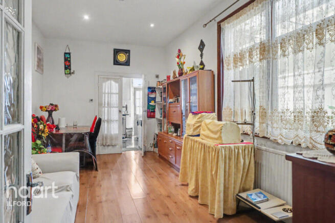4 bed property, in Vicarage Lane, £550,000