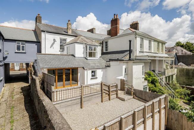 2 bed property, in Torrington, £275,000