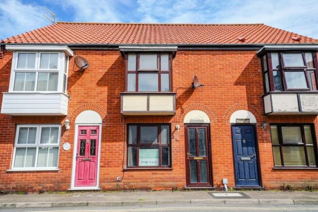 2 bed property, in Corner Street, £220,000