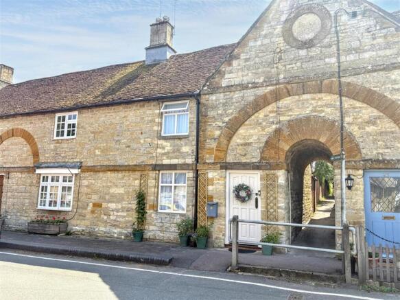 2 bed property, in High Street, £270,000