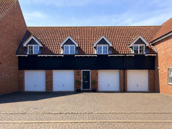 2 bed property, in Tapping Close, £240,000