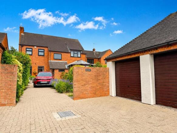 5 bed property, in Carter Grove, £545,000