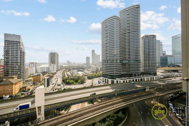 1 bed property, in Royal Captain Court, £400,000